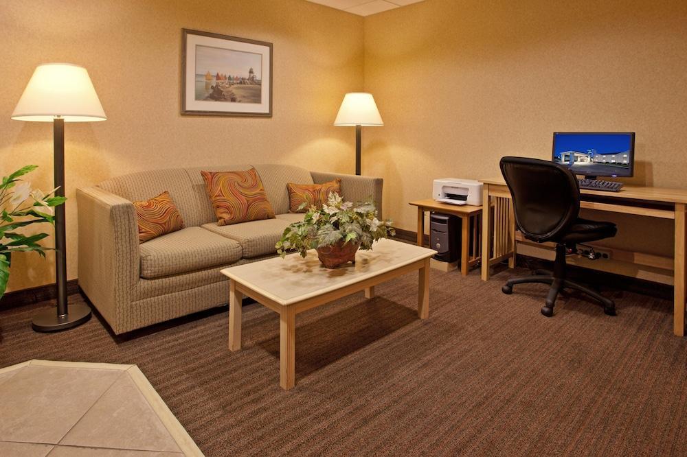 Holiday Inn Express Vermilion By Ihg Exterior photo